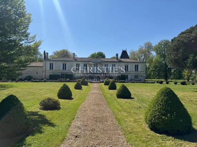Chartreuse du XIXe siècle au bord de la Dordogne 357m² Fronsac