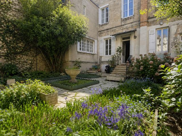 CHARTRONS MAISON BOURGEOISE 5 CHAMBRES AVEC JARDIN ET CAVE ET POSSIBILITE DE PISCINE