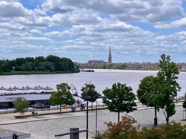 Chartrons,superbe appartement T5 avec ascenseur vue Garonne