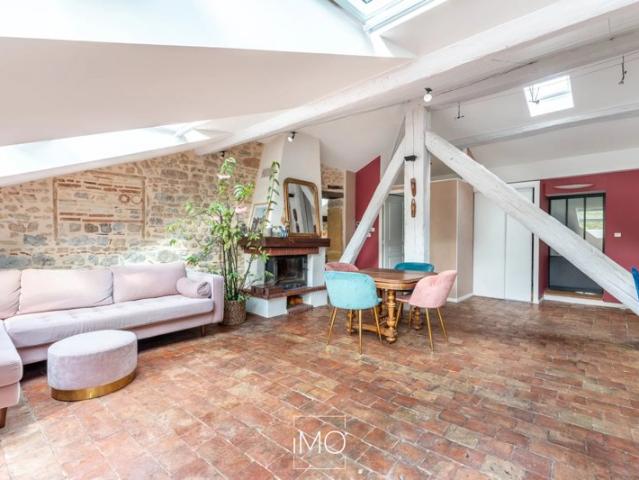 CHASSELAY 69380 – Coup de cœur ! Appartement de caractère dans un château