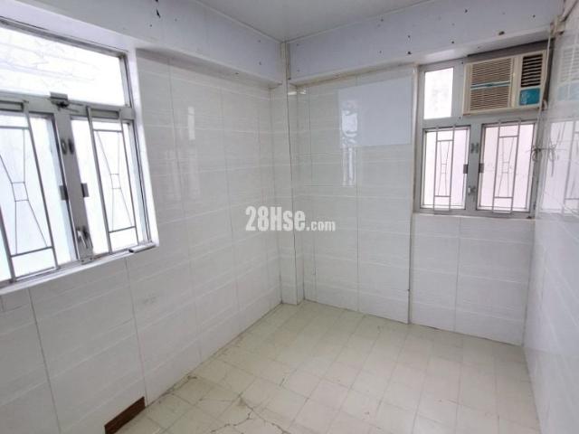 Cheung Sha Wan Fuk Wing Building [Agency Ads] High Floor One Bedroom And One Living Room! Newly Renovated! Close To The Subway! 9Th Floor Of A Building, No E Hints