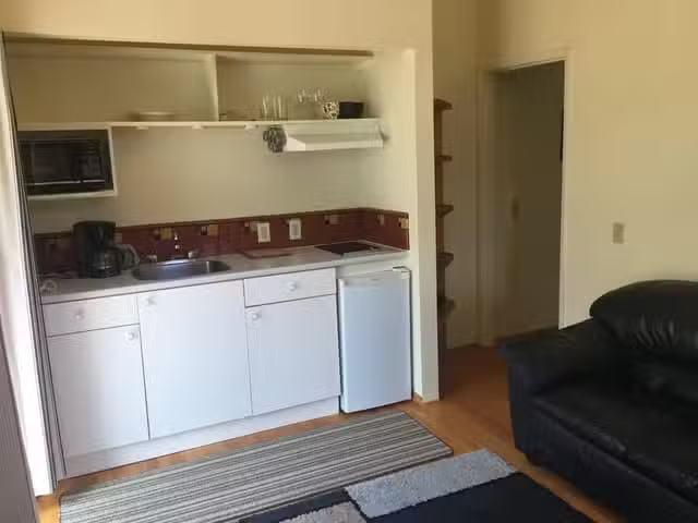 Cheap 1 BR House for rent in Vancouver, Vancouver West, 4195 D.