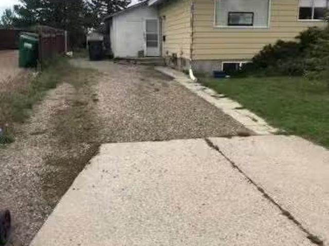 Cheap 2 62 Carleton Road West, Lethbridge, AB, T1K 3X5 house.