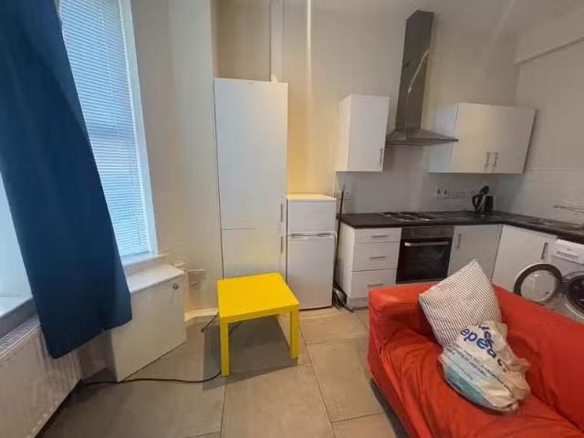 Deal! Apt 1, 104 Wellesley Avenue