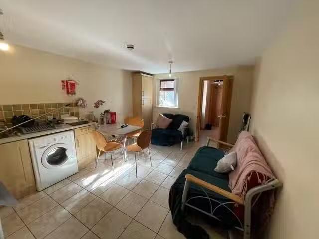 Cheap Flat 4 82 Fitzroy Avenue
