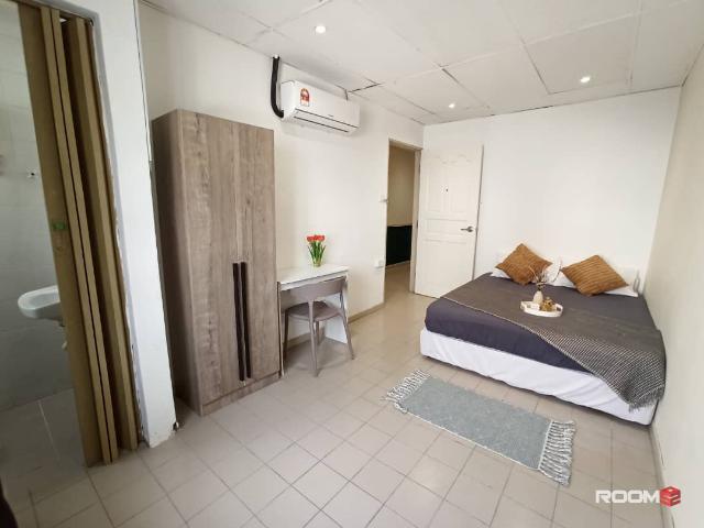 CHEAP MASTER QUEEN ROOM AT SWING & PILLOW A&N AT SS21 DAMANSARA