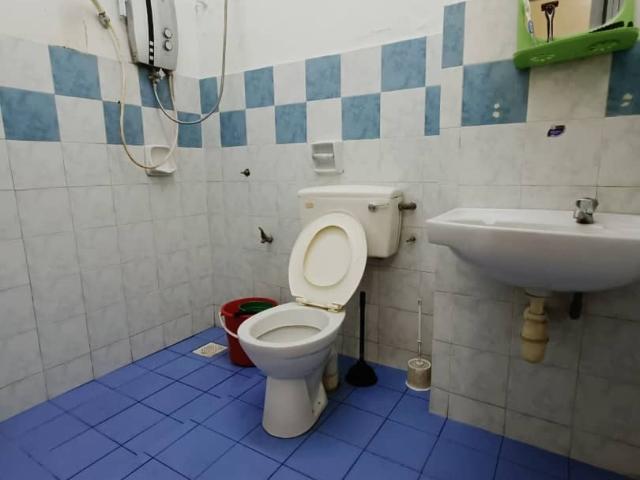Cheapest window middle room at jalan lp 2/17, taman lestari perdana. Near to aeon, giant, fast food, starbuck