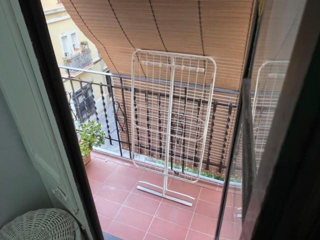 Cheerful single bedroom next to Mercat Nou metro station