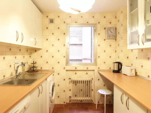Cheery room with single bed for rent in Príncipe Pío