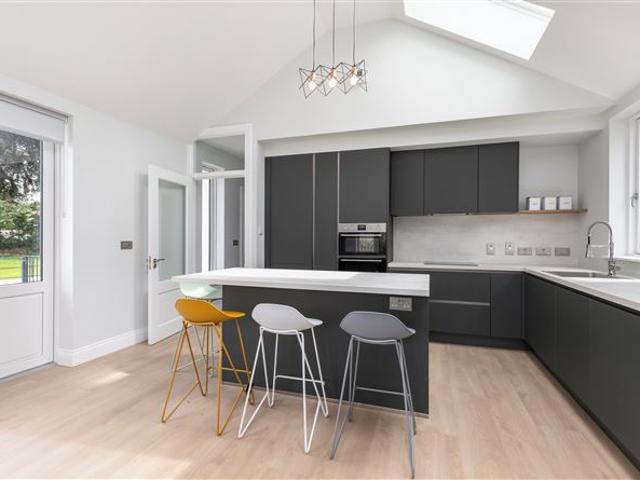 Cherrymount Gate Lodge Cherrymount Park, North Circular Road, Dublin 7 Sherry FitzGerald Lettings Sheehy 4941 MyHome. Ie Lettings