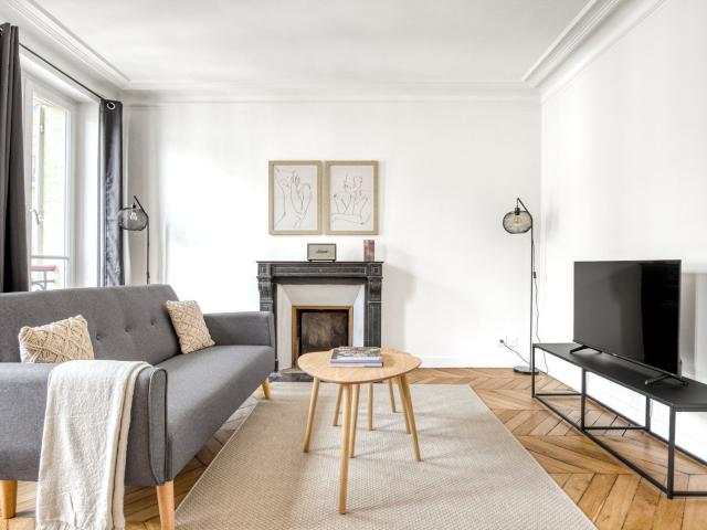 Chic Montmartre Apartment: Live Stylishly in Paris!