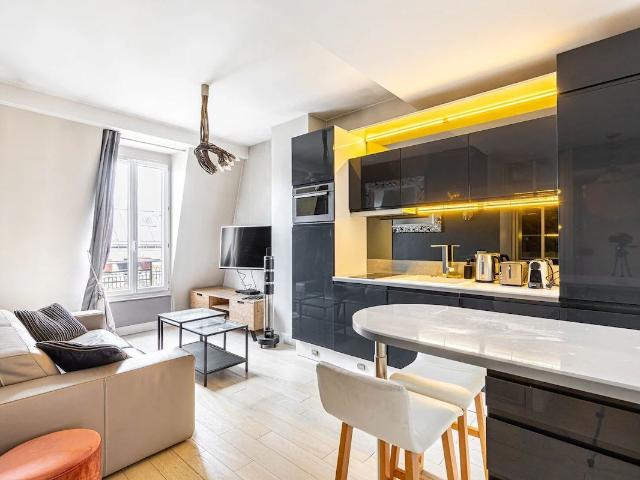 Chic nest near Champs Elysées, Paris Amsterdam Apartments for Rent