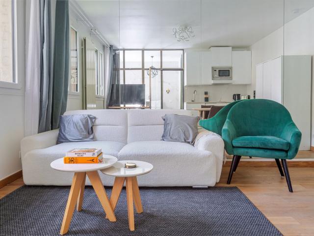 Chic One Bedroom Nest by Champs Élysées, Paris Amsterdam Apartments for Rent
