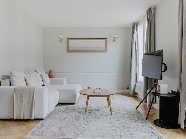 Chic One Bedroom Retreat in Central Paris, Paris Amsterdam Apartments for Rent