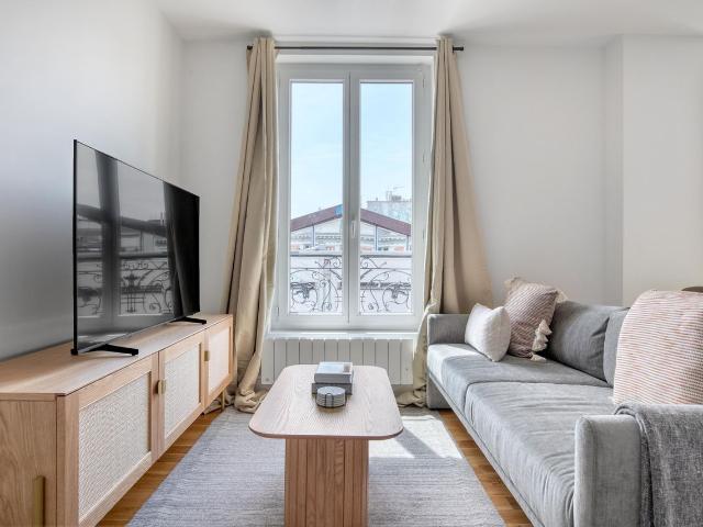 Chic One Bedroom Retreat in Saint Ambroise, Paris, Paris Amsterdam Apartments for Rent