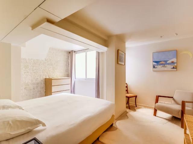 Chic, bright and perfectly equipped apartment Invalides, Paris Amsterdam Apartments for Rent