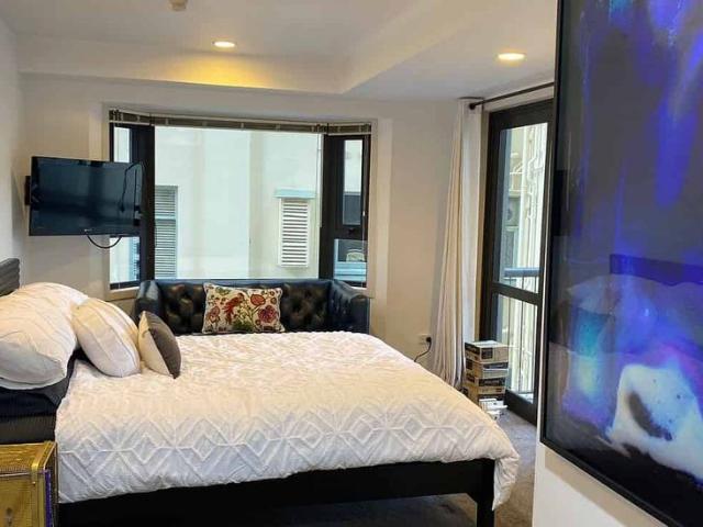 Chic Central Apt with Artful Touch incl Internet