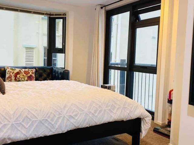 Chic Central Apt with Artful Touch incl Internet