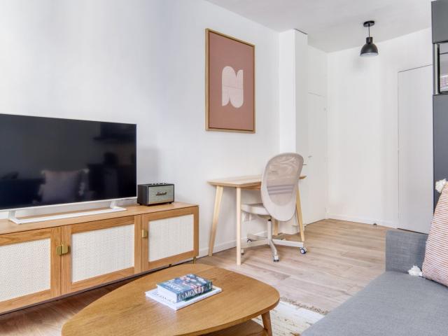 Chic Le Marais 1 Bedroom Apartment Awaits You!
