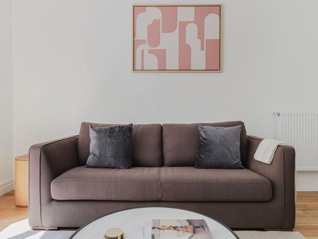 Chic Parisian Living in Chaillot: 2BR Apartment