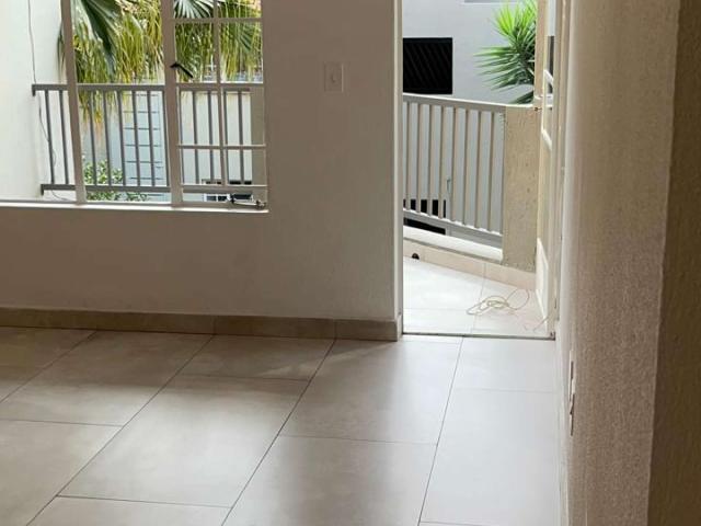 Chic Paulshof Flat with Pool and Patio Living