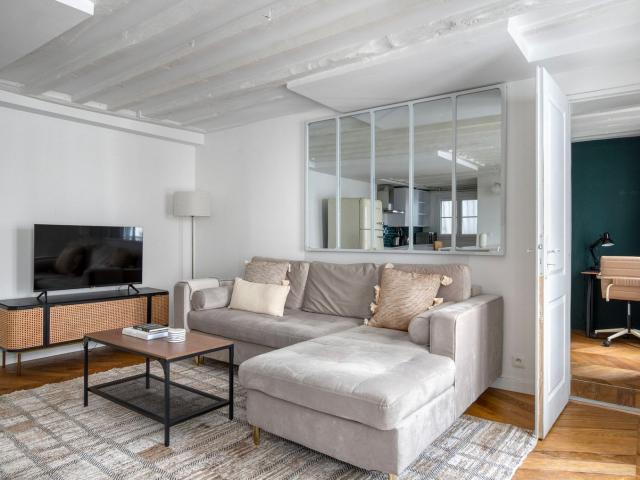 Chic Rochechouart One Bedroom Retreat in Paris