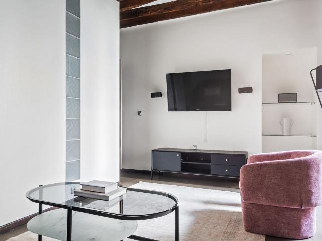 Chic Two Bedroom Apartment in the Heart of Paris, Paris Amsterdam Apartments for Rent