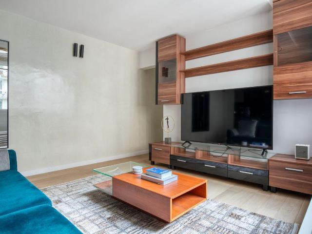 Chic Two Bedroom Apartment in the Heart of Paris, Paris Amsterdam Apartments for Rent
