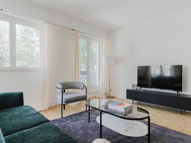 Chic Two Bedroom Apartment in the Heart of Paris, Paris Amsterdam Apartments for Rent