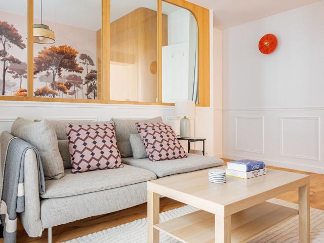 Chic Two Bedroom Apartment in Paris Ternes