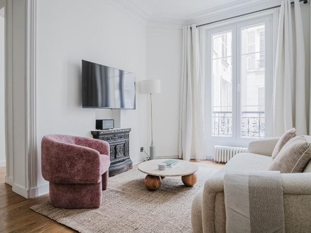 Chic Two Bedroom Apartment in Paris Ternes, Paris Amsterdam Apartments for Rent