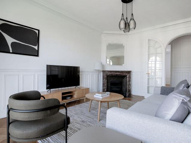 Chic Two Bedroom Apartment in Prime Paris Location, Paris Amsterdam Apartments for Rent