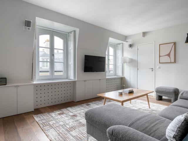 Chic Two Bedroom Getaway in Quartier de l'Horloge