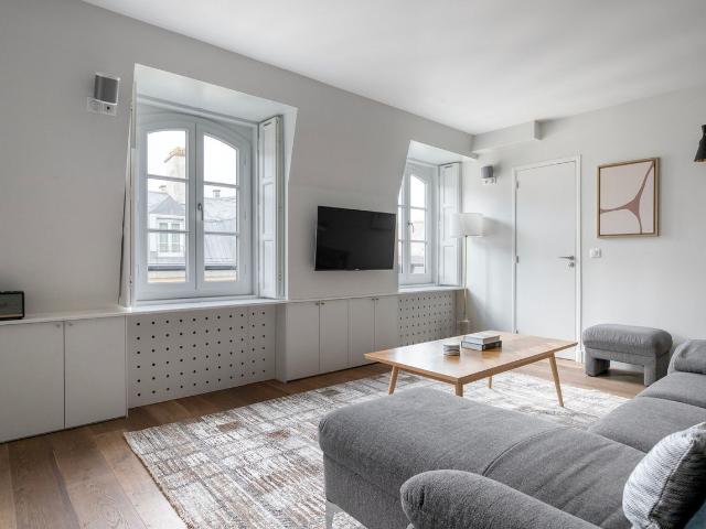 Chic Two Bedroom Getaway in Quartier de l'Horloge, Paris Amsterdam Apartments for Rent