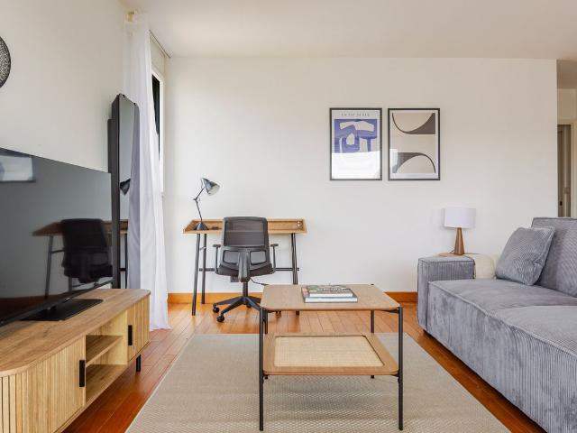 Chic Two Bedroom Retreat in Paris, Paris Amsterdam Apartments for Rent
