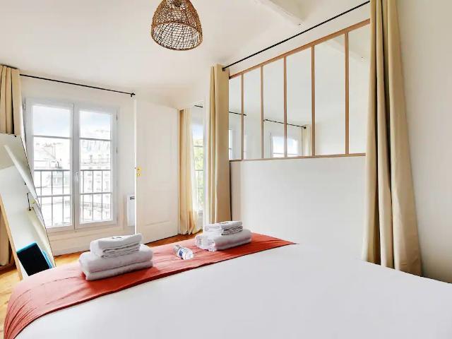 Chic Urban Retreat: Bright, Stylish Apartment for Two, Paris Amsterdam Apartments for Rent