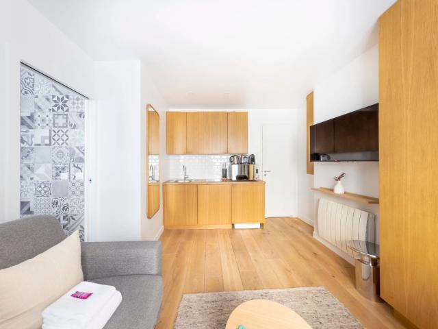 Chic 18m² Studio in the Diverse 17th District of Paris with Easy Access to Public Transportation