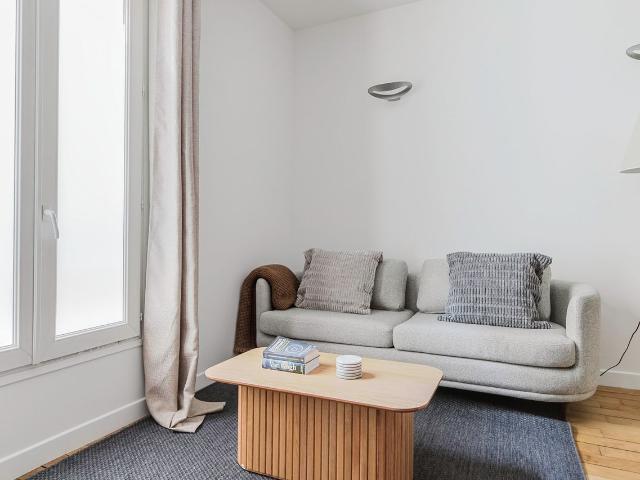 Chic 1 Bedroom Retreat in Paris' Gros Caillou, Paris Amsterdam Apartments for Rent