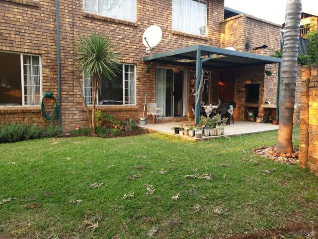 Chic 2 Bed Townhouse in Highveld with Braai