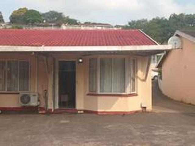 chic 2 bed townhouse in sherwood wit.