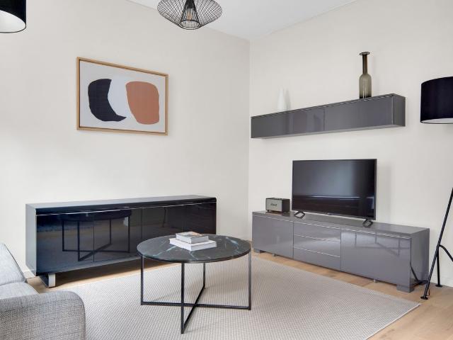 Chic 2 Bedroom Apartment in Heart of Paris, Paris Amsterdam Apartments for Rent