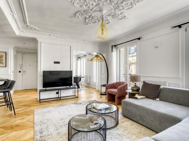 Chic 2 Bedroom Apartment in Vibrant Saint Merri, Paris Amsterdam Apartments for Rent