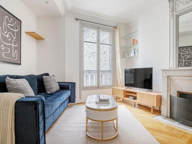 Chic 2 Bedroom Apartment with Stunning Sea Views