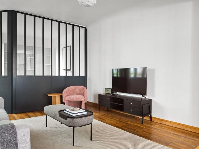 Chic 3 Bedroom Apartment in Vibrant Montmartre, Paris Amsterdam Apartments for Rent