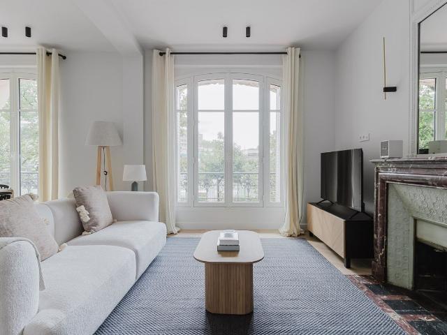Chic 3 Bedroom Apartment Near Eiffel Tower, Paris Amsterdam Apartments for Rent