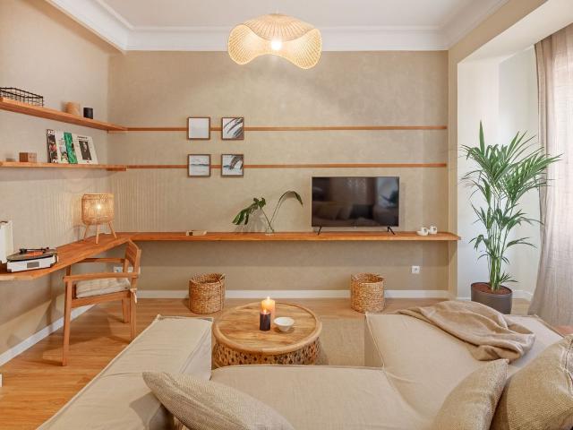 Chic 3 Bedroom Apartment with Modern Wood Decor and Ensuite Bathrooms, Madrid Amsterdam Apartments for Rent