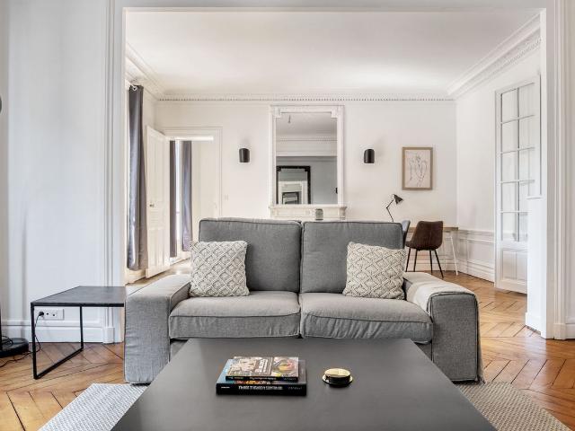 Chic 3 Bedroom Retreat in Paris Invalides, Paris Amsterdam Apartments for Rent