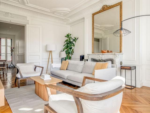 Chic 3 Bedroom Retreat in Vibrant Le Marais, Paris Amsterdam Apartments for Rent