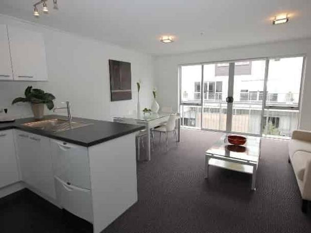 Chic 3BR Onehunga Apt w/ Pool & Parking