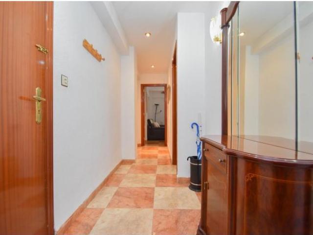 CHICA ESTUDIANTE HABITACION EN PISO DE TRES DORMITORIOS Y DOS BAÑOS